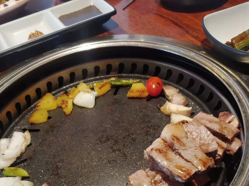 스테이크와 곁들임 채소