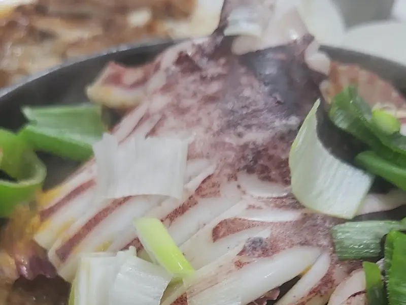 해물뚝배기 속 오징어와 야채