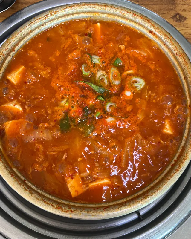 푸짐한 김치찌개