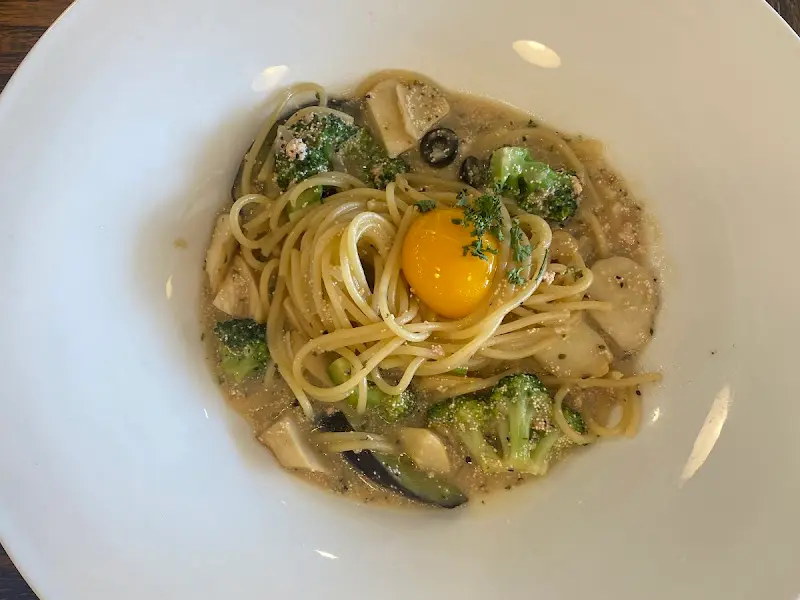 노른자가 올려진 파스타