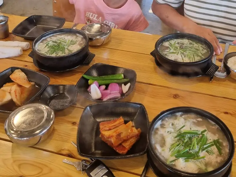 맘맘 국밥의 푸짐한 상차림