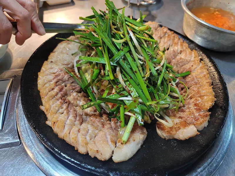 노릇하게 구워진 삼겹살과 부추