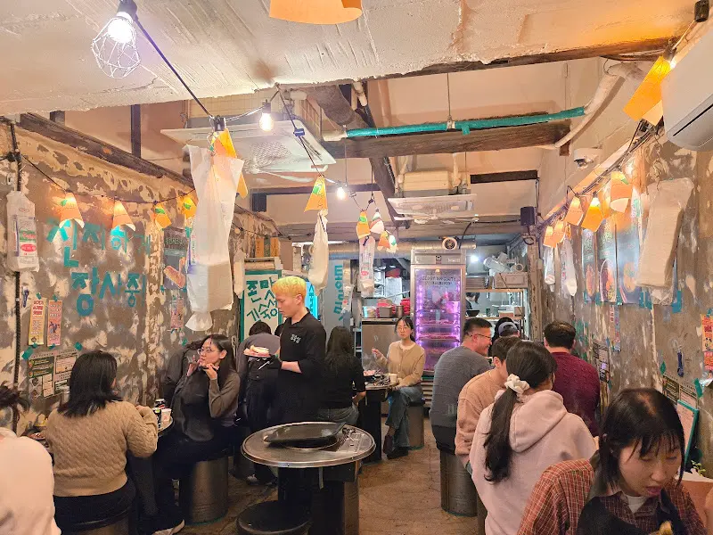 활기 넘치는 내부 분위기