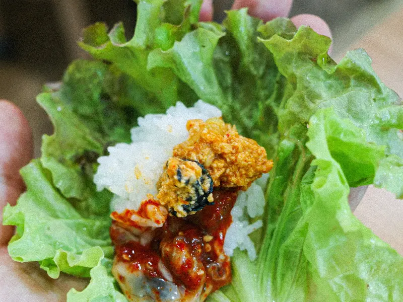 싱싱한 쌈채소에 우렁쌈장을 듬뿍 올려 한 입!