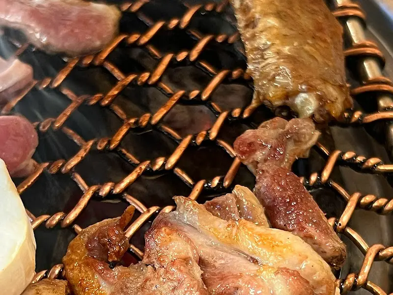 참숯 위에서 노릇하게 익어가는 오리고기