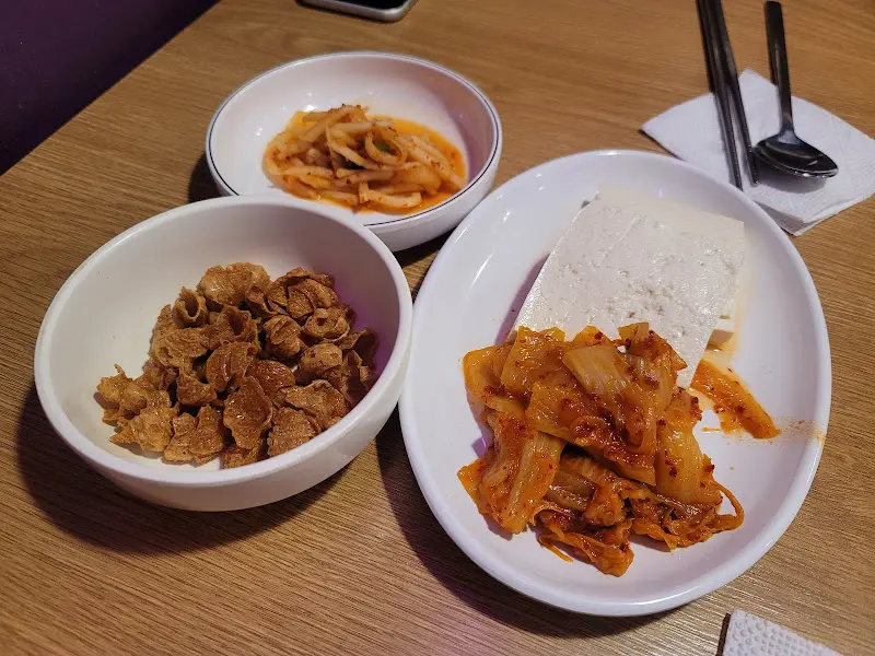 기본으로 제공되는 두부김치와 콘푸로스트