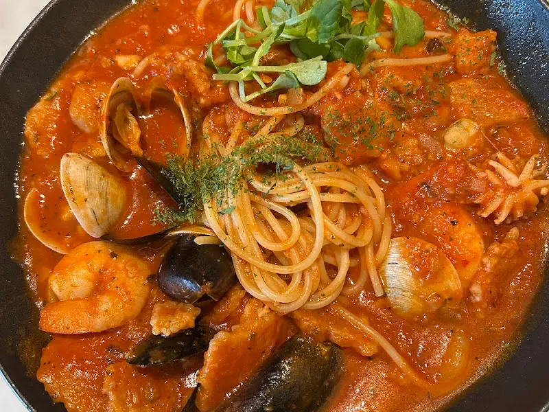 해산물이 듬뿍 들어간 토마토 파스타, 신선한 재료가 돋보인다.