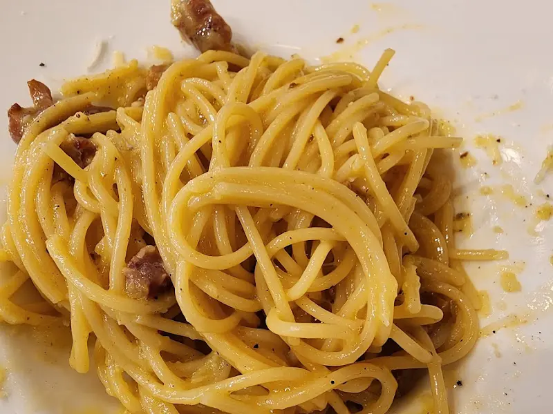 날달걀 노른자가 올라간 정통 까르보나라 파스타