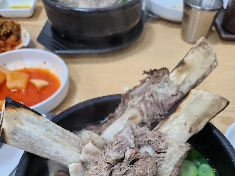 곰탕 속 고기의 모습