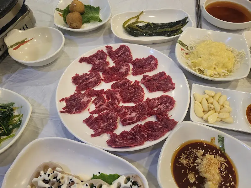 육사시미와 다채로운 곁들임 반찬