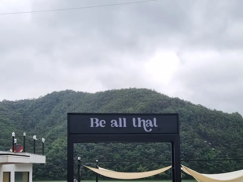 카페 외부 간판