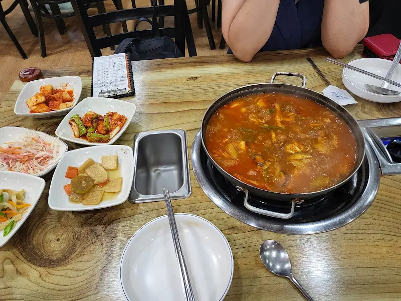 닭볶음탕과 다양한 밑반찬