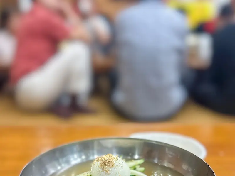 따뜻한 육수를 마시며 냉면을 기다리는 모습