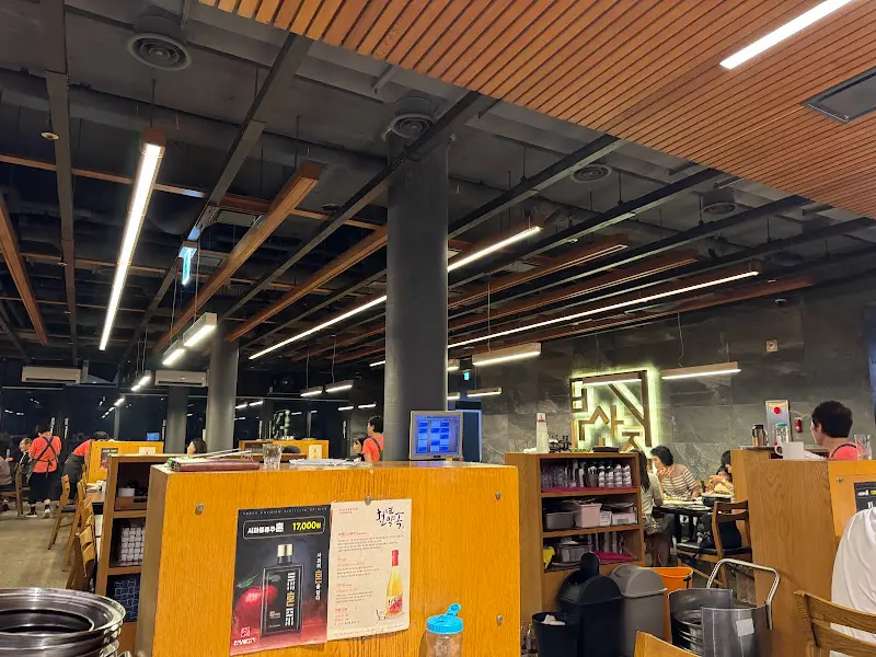 넓고 깔끔한 식당 내부