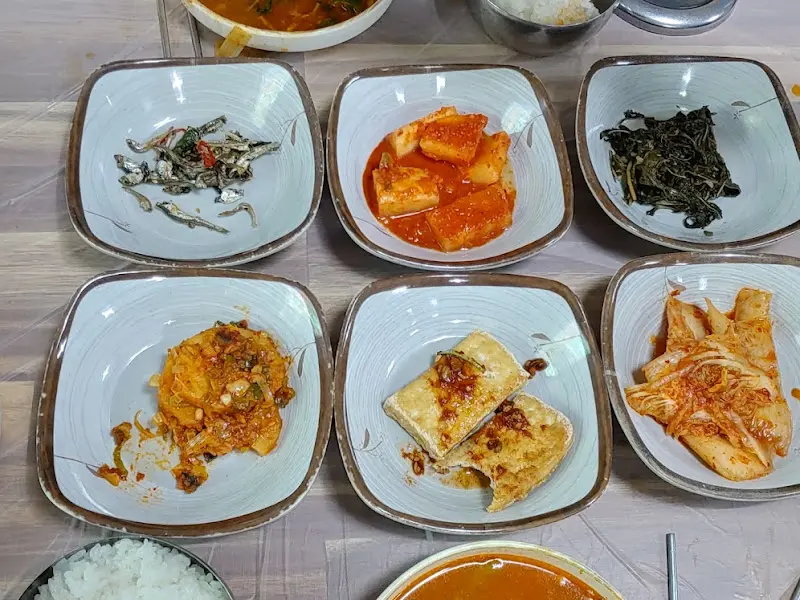 정갈하게 담겨 나온 밑반찬들