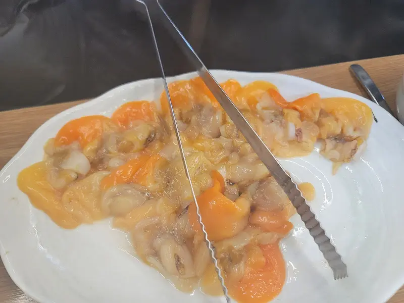 접시에 담긴 갈미조개