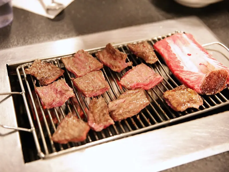 불판 위에서 익어가는 생갈비