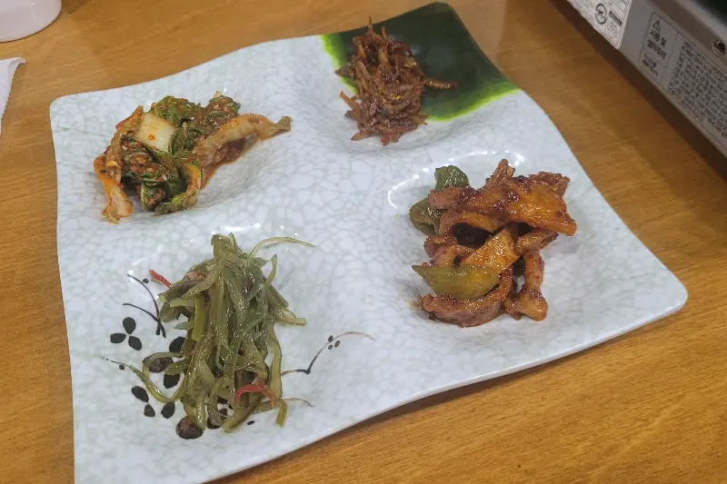 암천식육식당 밑반찬