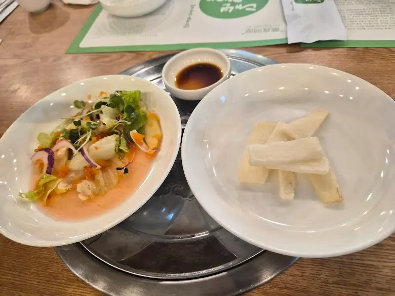 샐러드와 마 튀김