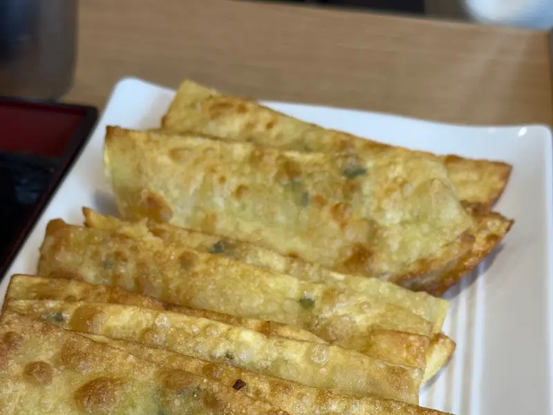 접시에 담긴 납작만두