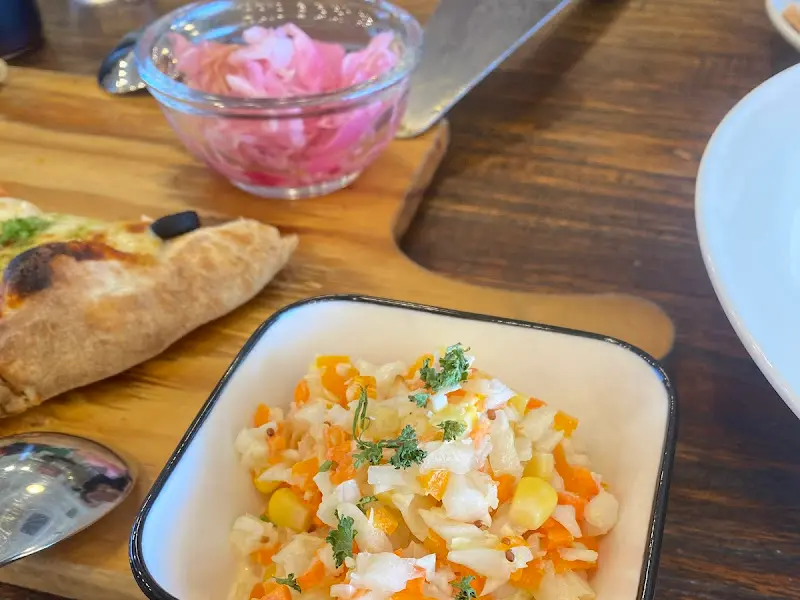 피자와 곁들여 먹는 양배추 피클