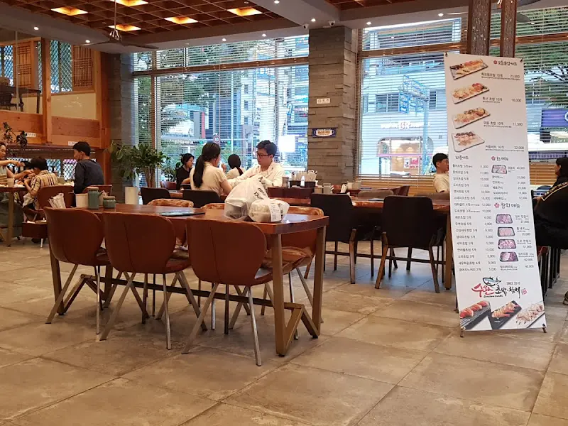 넓고 쾌적한 홀 내부