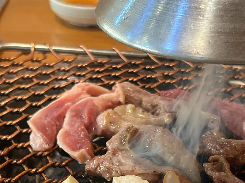 숯불 위에서 익어가는 오리고기