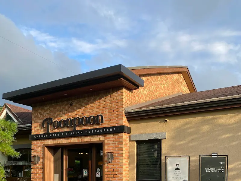 푼푼 레스토랑의 외관, 붉은 벽돌과 나무가 조화롭게 어우러져 있다.