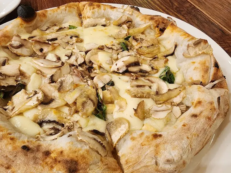 촉촉한 버섯과 부드러운 치즈가 듬뿍 올라간 풍기 피자