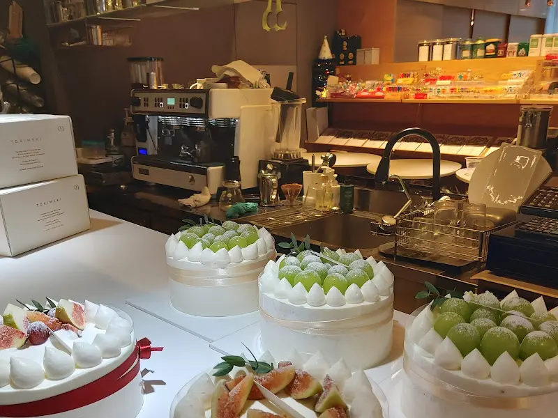 쇼케이스에 진열된 다양한 종류의 케이크