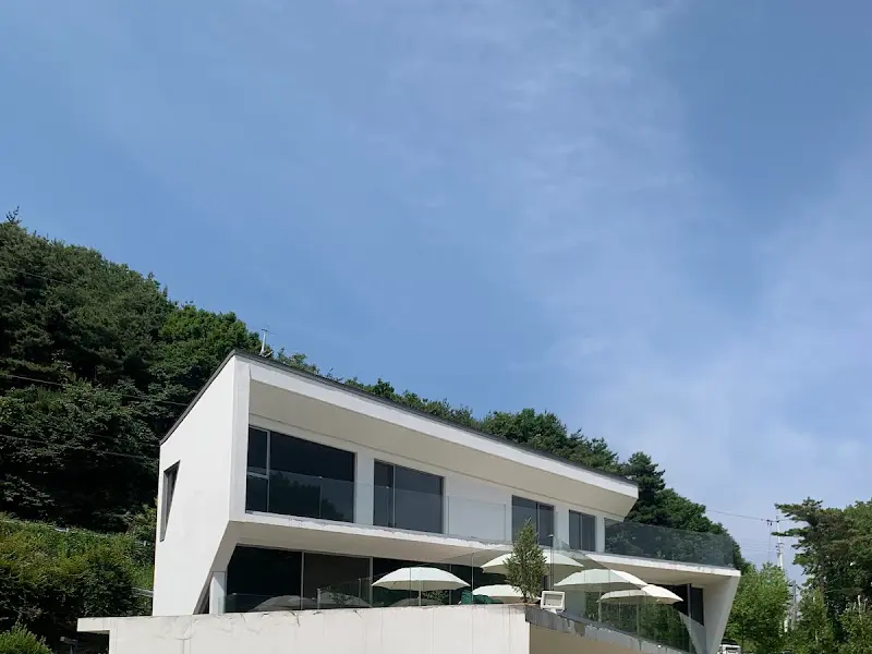 하늘을 향해 뻗은 카페 건물의 모습