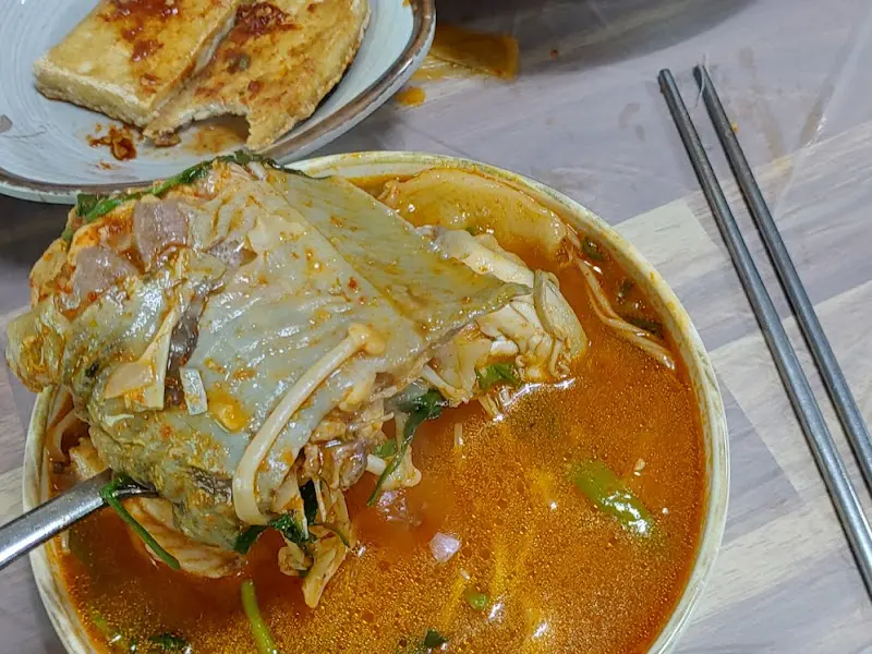 국자로 뜬 메기 머리