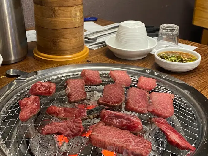 숯불 위에 가지런히 놓인 먹음직스러운 고기들