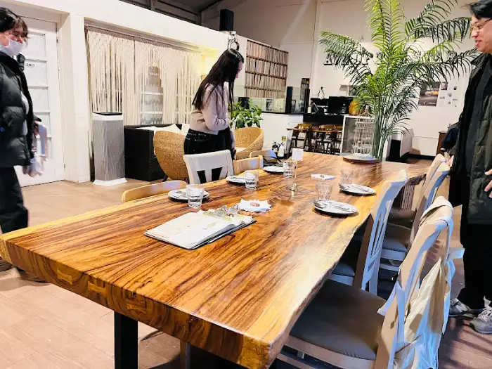 봉골레 파스타와 함박 스테이크가 놓인 테이블