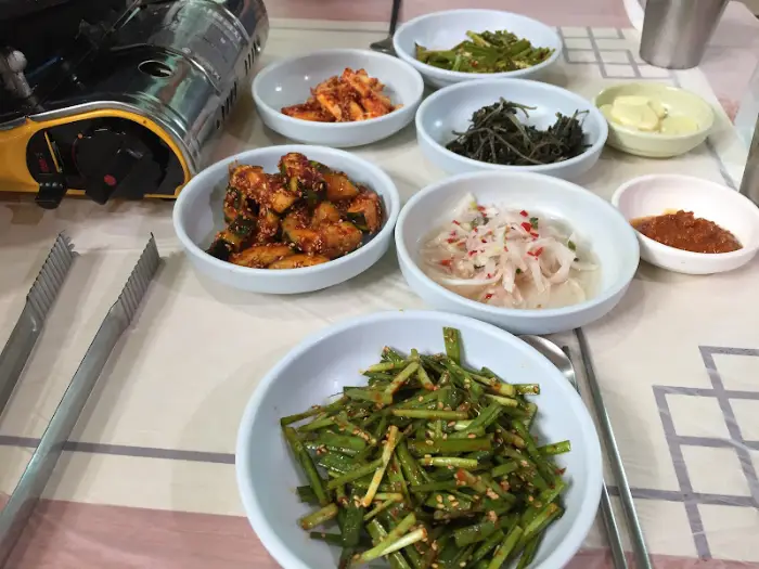 다양한 반찬과 오리불고기