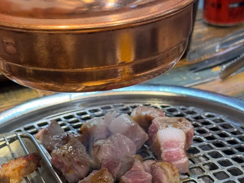 숯불 위에서 익어가는 오겹살