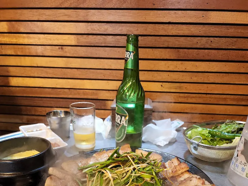 테이블 위의 술병과 음식