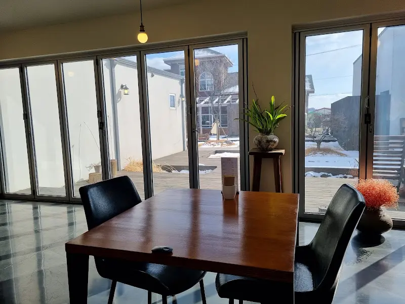 봄날의정원 내부 테이블