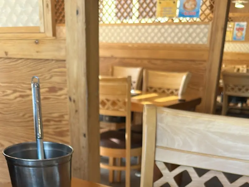 깔끔하고 넓은 매장 내부