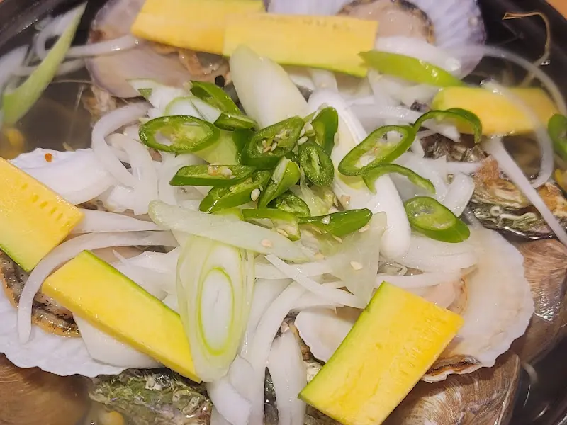 싱싱한 해산물이 가득한 조개탕