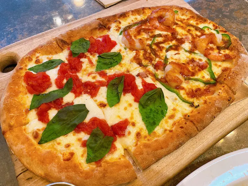 싱싱한 재료가 듬뿍 들어간 피자