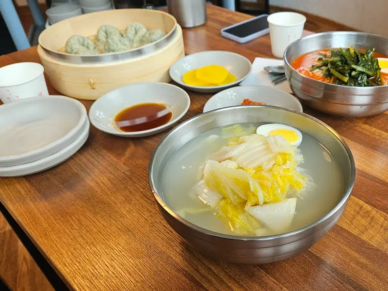 한 상 가득 차려진 음식