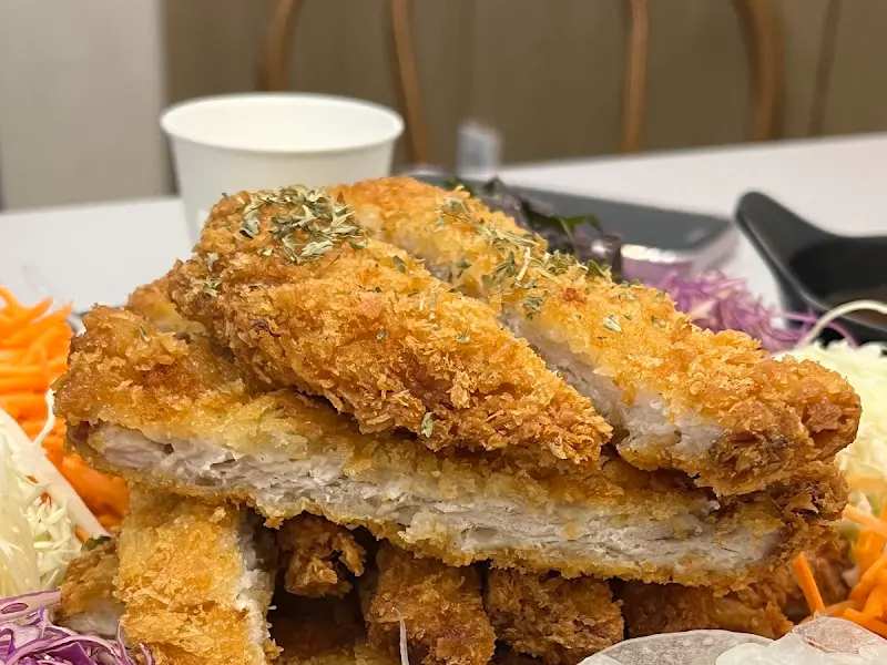 돈까스와 신선한 채소가 함께 제공되는 돈까스 월남쌈