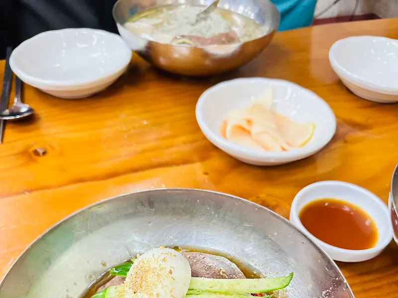 테이블 가득한 냉면과 만두