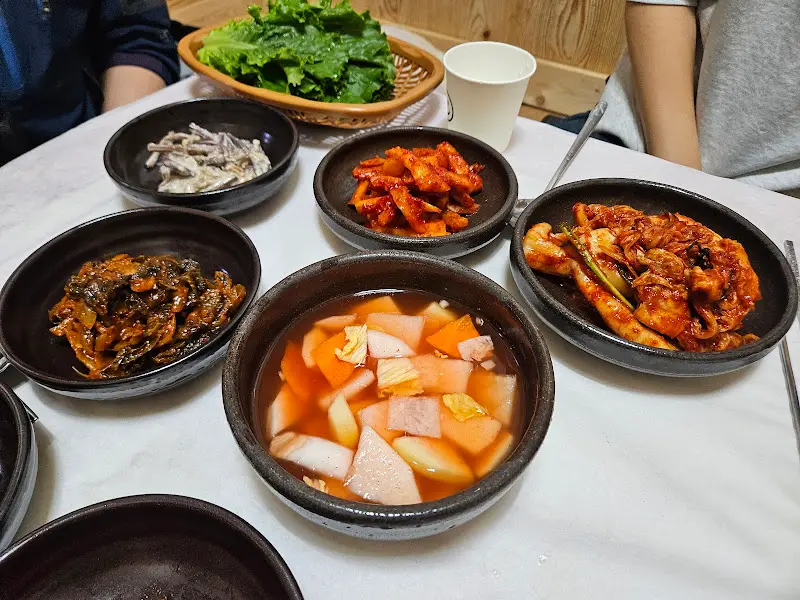 정갈하게 차려진 밑반찬