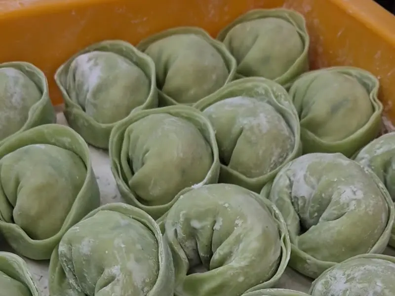 갓 만들어진 만두