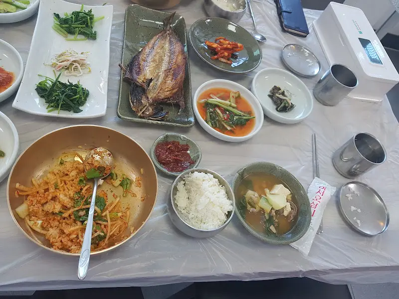 다채로운 반찬들과 산채비빔밥