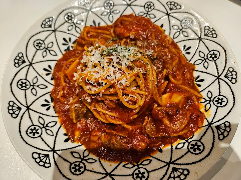 토마토 소스가 듬뿍 올려진 파스타