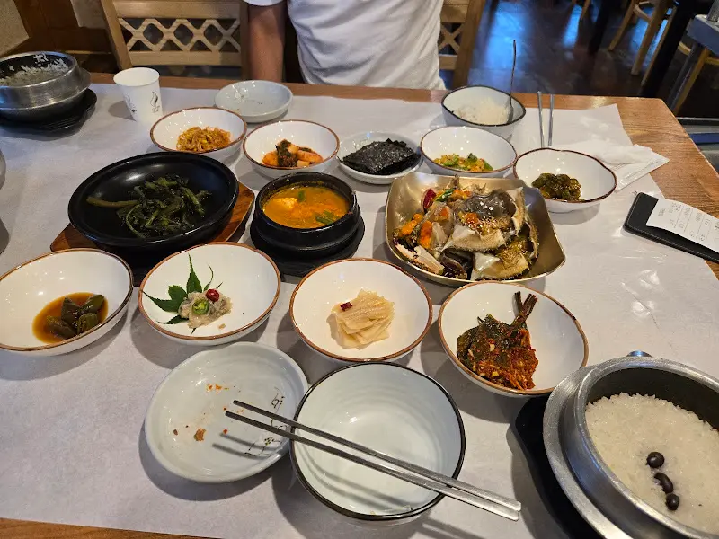 한 상 가득 차려진 쌀밥 정식