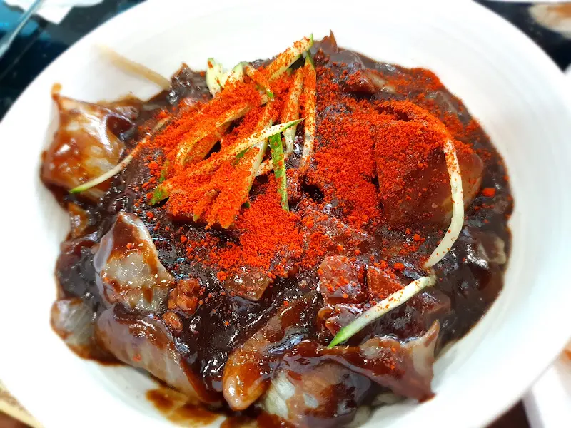 윤기가 흐르는 간짜장의 모습